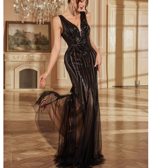 Luxe Grey V neck Sequin Mermaid Hem Fitted Party Evening Wedding Dress - Picture 3 of 9